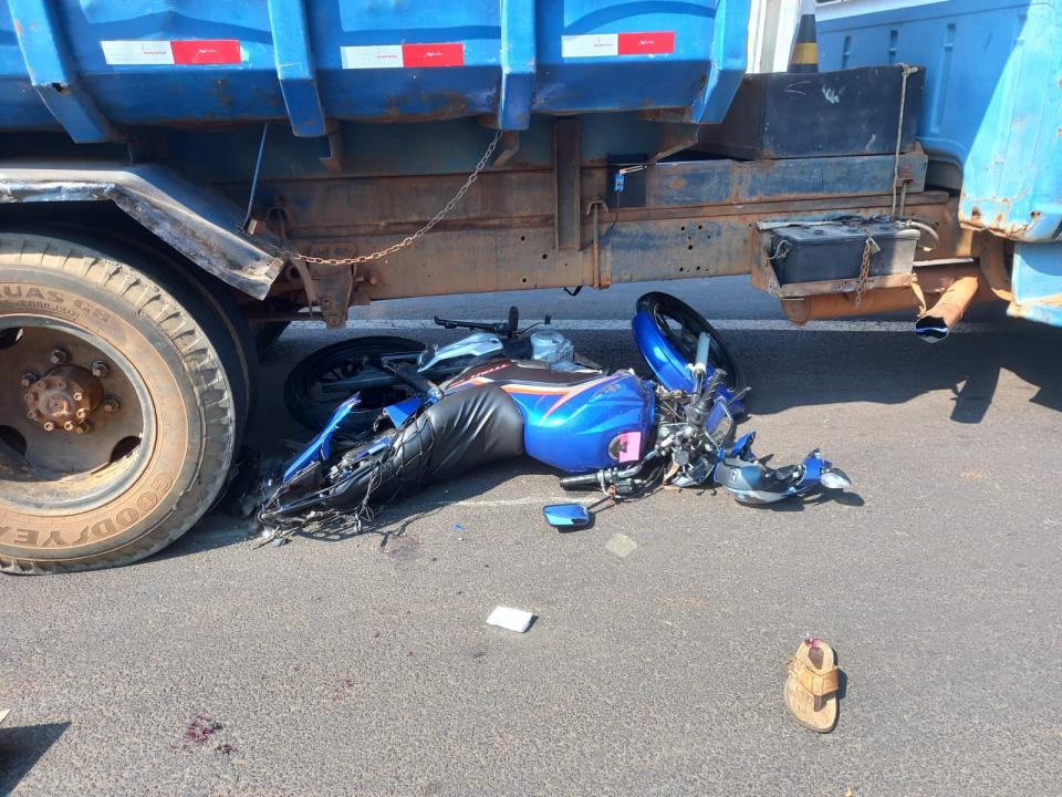 Foto 5 de 5 — Grave: acidente envolvendo caminhão e motocicleta deixa duas pessoas feridas em Araraquara